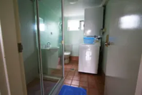 Coral Reef Apartments - Bathroom