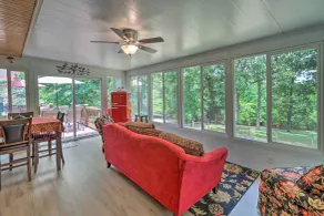 10-Acre Mountain Home Getaway w/ Fire Pit - Innvendig