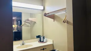 Budget inn beebe - Bathroom