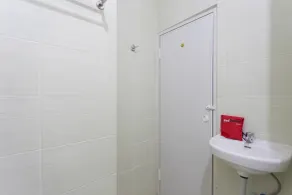 RedDoorz Plus @ Boulevard Residence BSD - Bathroom