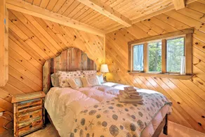 1 Mi to Downtown BBH: Coastal Cabin w/ Deck & Yard - Innenbereich