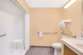 Super 8 by Wyndham Farmers Branch/North Dallas - Salle de bain