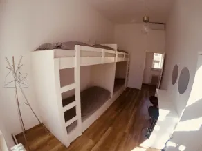 Lovecroatia Zagreb-'Paxnest' HOSTEL, No party! Cozy and quiet! Separated Men and women's Dormitory and Shower room! Indoor shoes provided! Lower beds with curtains for privacy! No 6-10 person rooms! Maximum 4-5 beds per room! Fully prepared bed sheets - Chambre