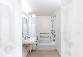 Lemon Heights Inn - Bathroom