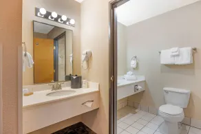 Newport Oceanfront Inn - Bathroom
