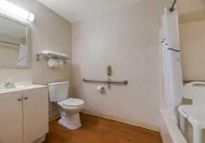 HomeTowne Studios by Red Roof Orlando - UCF Area - Bathroom