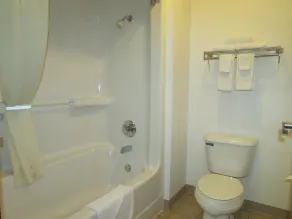 AmeriVu Inn And Suites - Badezimmer