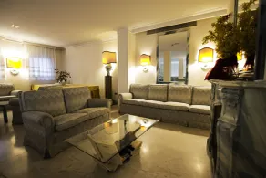 Hotel Diana - Lobby sitting area