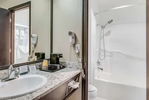 Quality Inn Cle Elum-Ellensburg - Bathroom