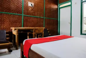 RedDoorz Plus near Jalan Baru Bogor - Værelse