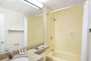Howard Johnson by Wyndham Newburgh - Salle de bain