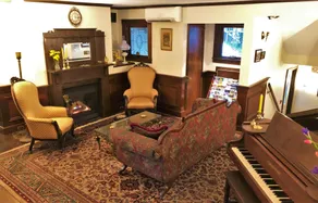 Ivy Manor Inn Village Center - Lobby sitting area