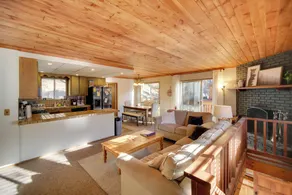Peaceful & Idyllic Forest Cabin w/ Pool Table - Interiør