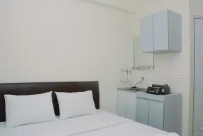 Comfort Studio at Green Pramuka Apartment near Shopping Center - Room