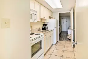 Amazing Oceanfront condo with pool & balcony views - Innenbereich