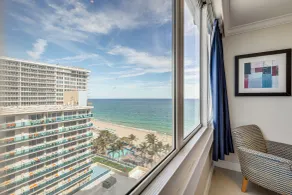 Steps to Sand! 10th-floor Ocean Manor Unit w/ Pool - Intérieur
