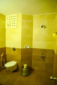 Iroomz Hotel Pawan - Bathroom