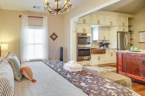 Cozy Savannah Vacation Rental w/ Fenced Courtyard! - Interiør
