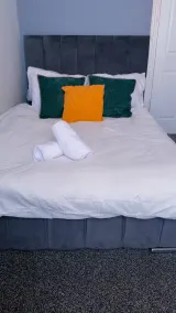 Spacious Maisonette Stay Sleeps 11 - Camera