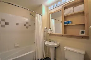 Cozy And Quaint 1 Bedroom Condo In The Heart Of River Run Village - Baño