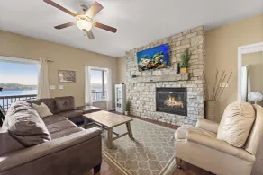 Lakefront Ozarks Home: Tiki Bar, Pool, Deck, Views - Interiør