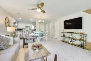 10 Mi to Navarre Beach! Waterfront Rental w/ Pool - Interiør