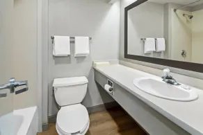 Days Inn & Suites by Wyndham DeSoto - Salle de bain