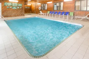 Days Inn & Suites by Wyndham Davenport East - Piscine