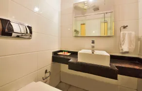 Hotel Taksh Inn - Bathroom