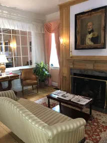 Morris House Hotel - Siddeområde i lobbyen