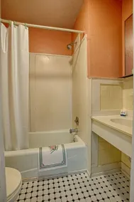 Economy Motel Inn & Suites - Bathroom