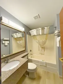 BlissPoint Inn & Suites, Northwood - Salle de bain