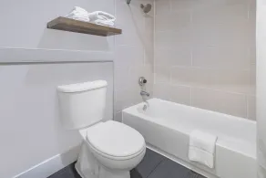 Days Inn by Wyndham Raleigh Glenwood-Crabtree - Badrum