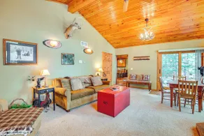Lake Tomahawk Fall Retreat w/ Foliage & Lake Views - Innvendig