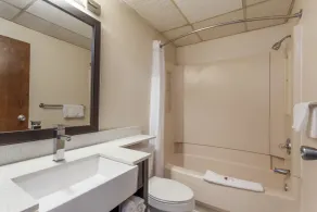 Days Inn & Suites by Wyndham Lancaster Amish Country - Salle de bain