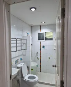 Spacious Entire House with shared Fitness Room and Shared Indoor Pool in club - Baño