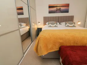 Lands House - Room