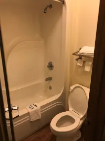 Rocky Creek Inn - Bathroom