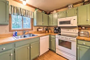 Pool & Lake Access: Mtn-View Cottage in Newland - Interiør