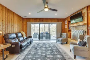 Hot Tub, Deck & Grill: Brookshire Gem Near Venues - Interiör