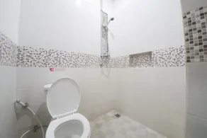 RedDoorz Plus near Green Pramuka Square Mall - Salle de bain