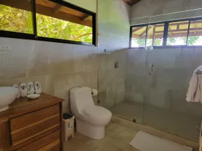 Drake Bay Greenleaf - Bathroom