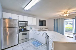 Swim, Golf & Dine: Condo by Cherry Grove Beach! - Interiør