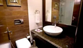 HOTEL PITRASHISH PRIDE IGI Intl AIRPORT DELHI - Bathroom