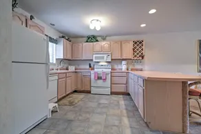 Tranquil Osage Beach Condo w/ Waterfront Decks! - Intérieur