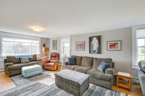 Cherryfield Home w/ Decks On Historic Horse Farm - Intérieur