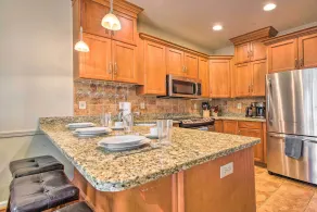Community Perks & Deck: Lake Harmony Townhome! - Intérieur