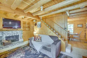 Crestline Area Vacation Rental Cabin w/ Decks! - Interiör