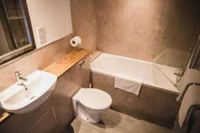OYO The Red Lion Hotel - Bathroom