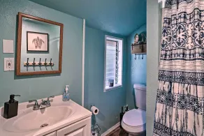 Cozy, Pet-friendly Mtn Cabin: 1 Mi to Lake Gregory - Baño